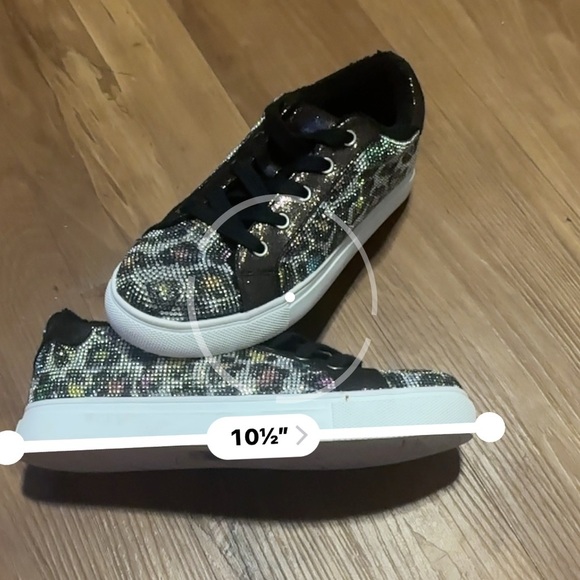 Steve Madden Black Sneakers with Classic Low-Top Design - Picture 4 of 4